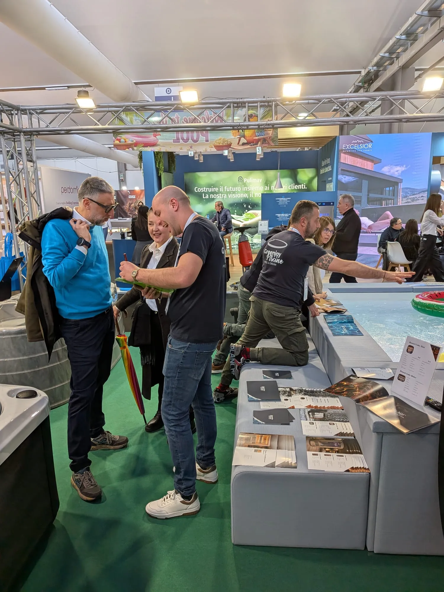 Il team Greenjoy presenta una sauna da esterno in fiera