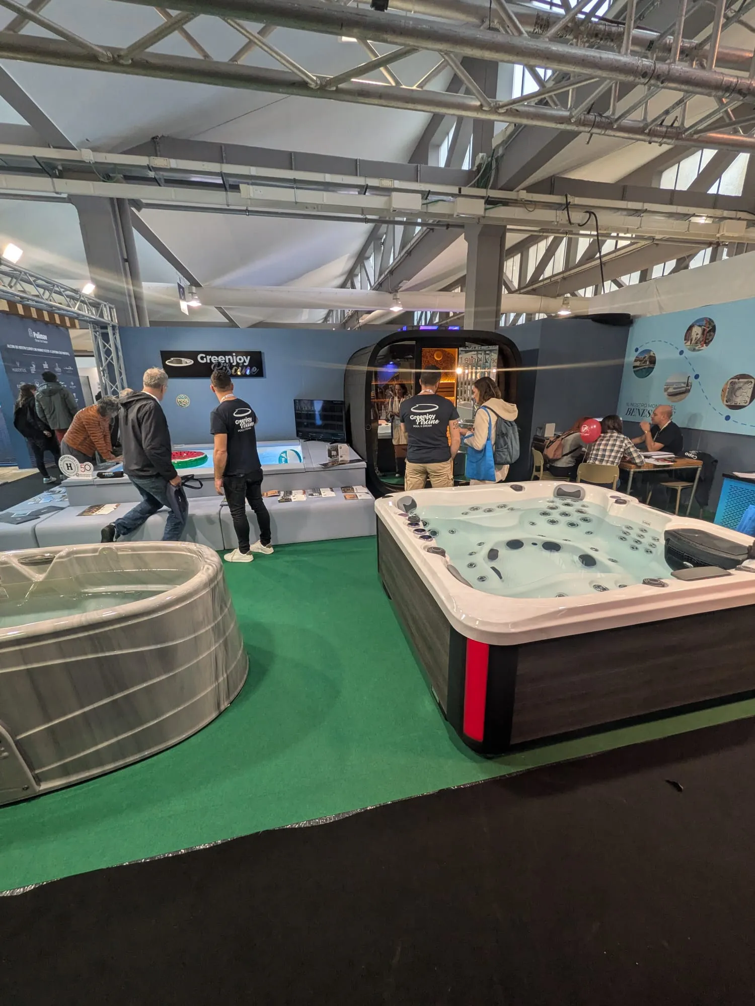 Vasche idromassaggio esposte allo stand fieristico Greenjoy