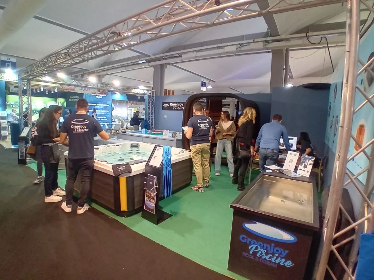 Visitatori allo stand Greenjoy durante una fiera di settore