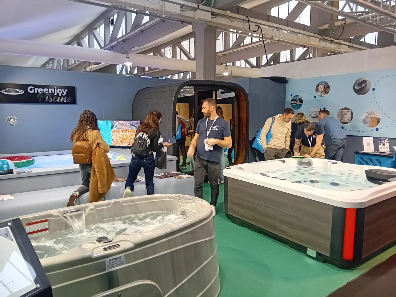 Lo stand Greenjoy con spa in esposizione e visitatori