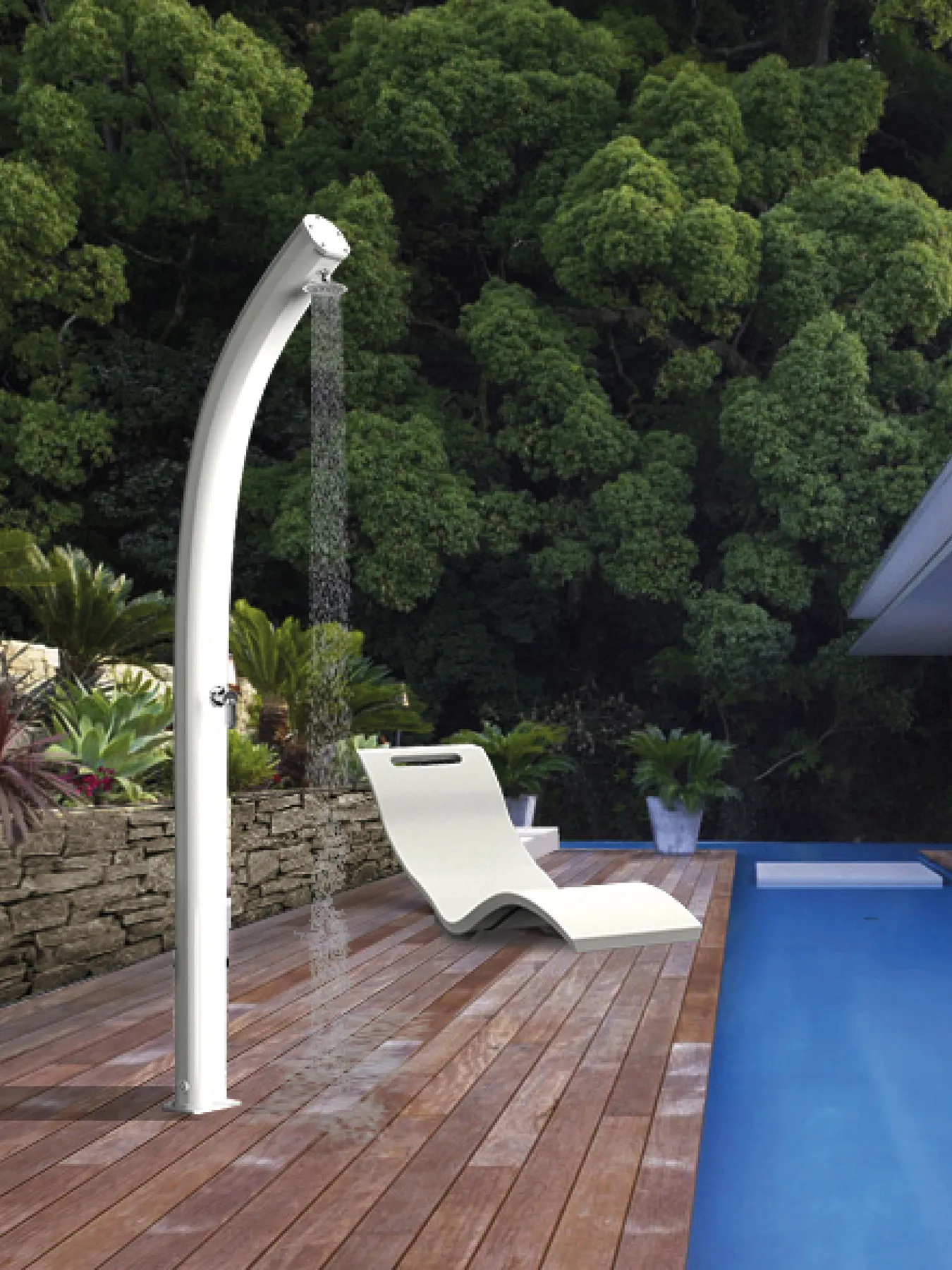 Doccia da esterno in alluminio verniciato, colonna curva sottile a bordo piscina