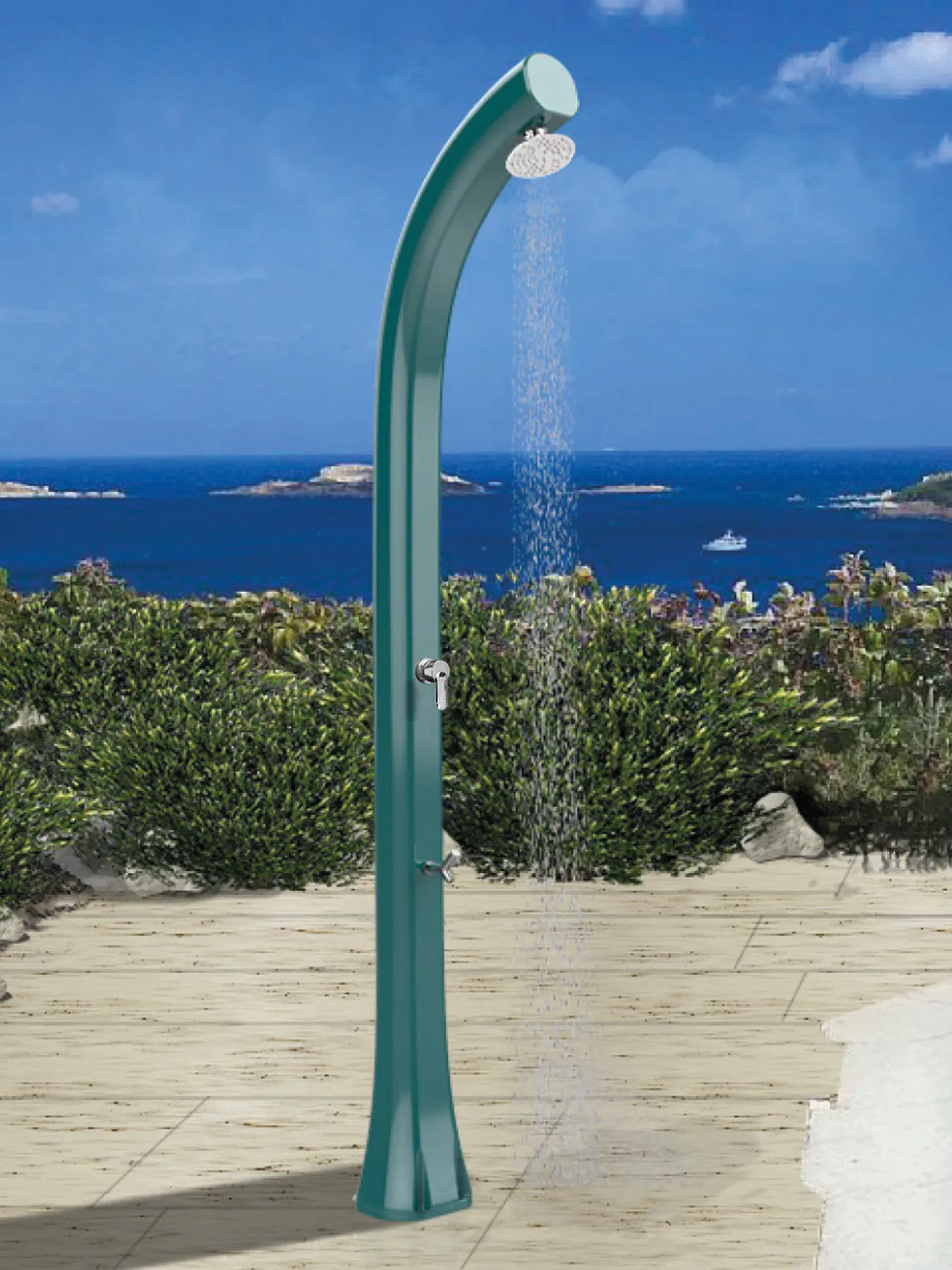 Doccia da esterno in resina color acqua marina, su una terrazza affacciata sul mare