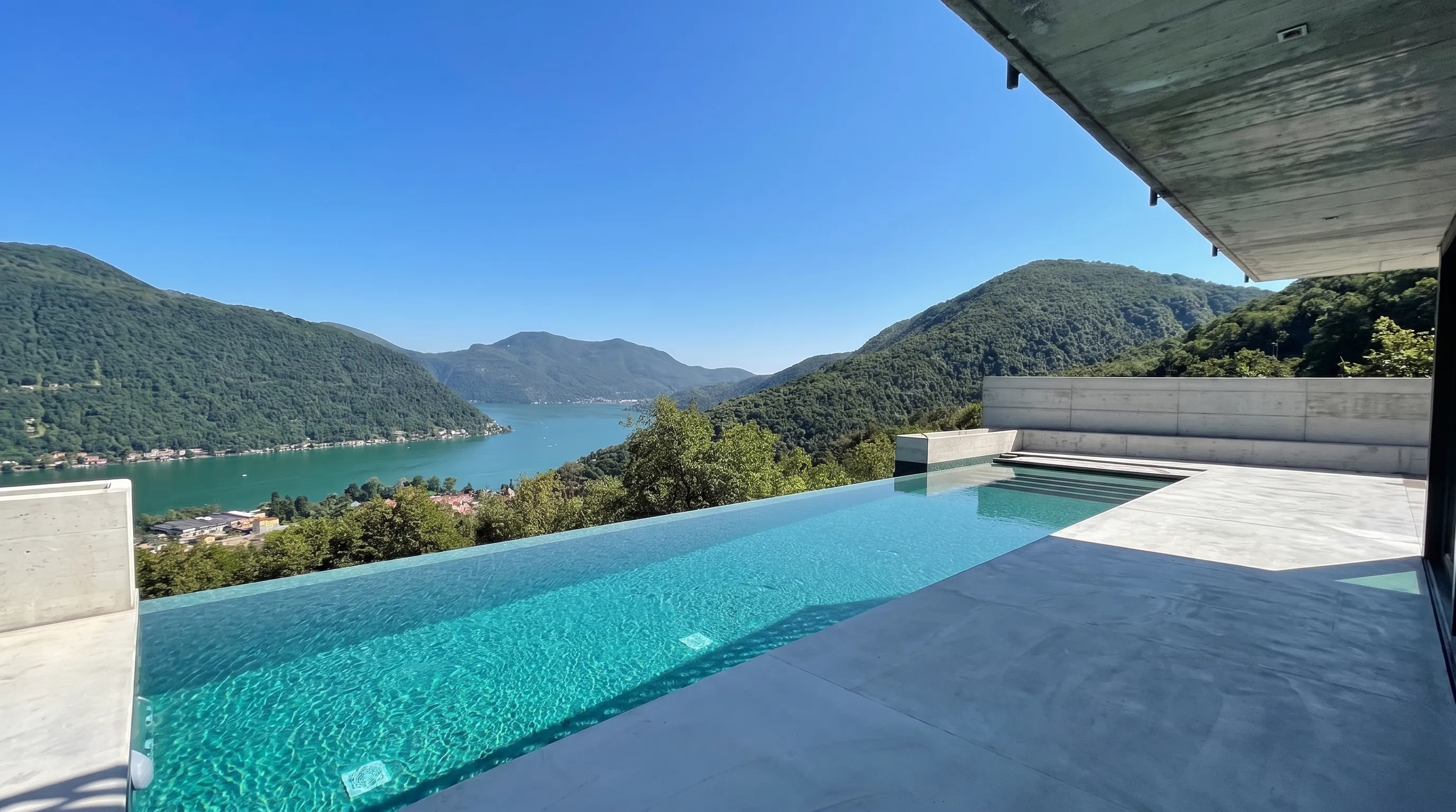 Piscina a sfioro panoramica affacciata sul lago e sulle montagne