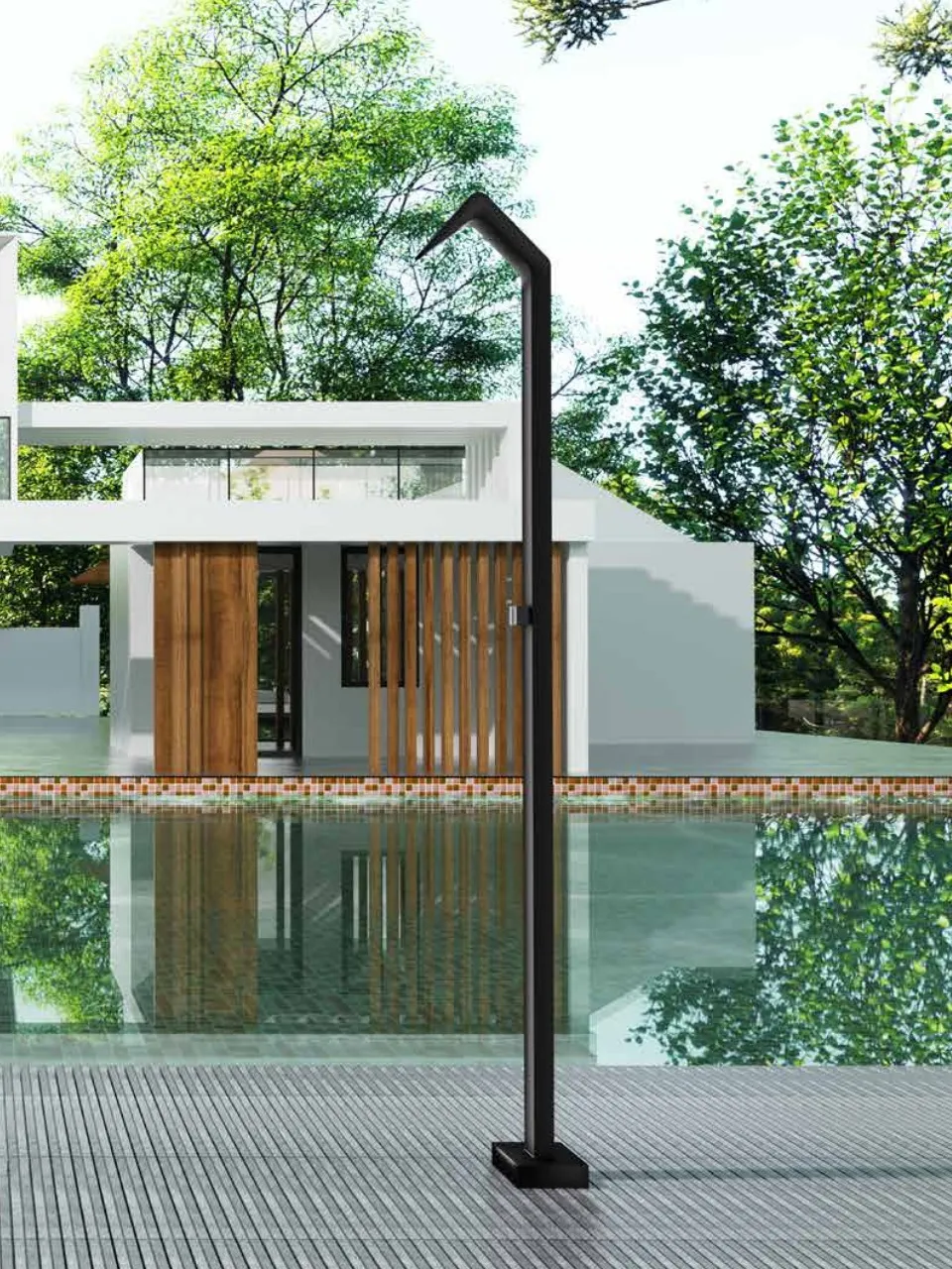 Doccia da esterno nera a bordo piscina, davanti a una villa immersa nel verde
