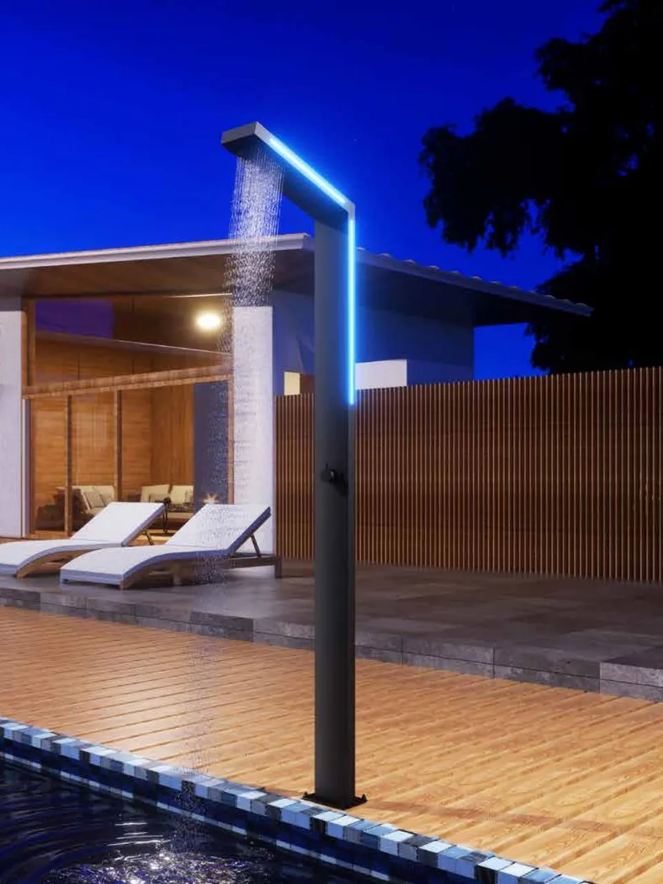 Doccia da esterno illuminata di blu accanto alla piscina di sera
